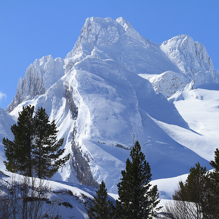 Le domaine est attenant à la station de ski de Candanchú en Espagne, une piste relie les deux domaines nordiques.