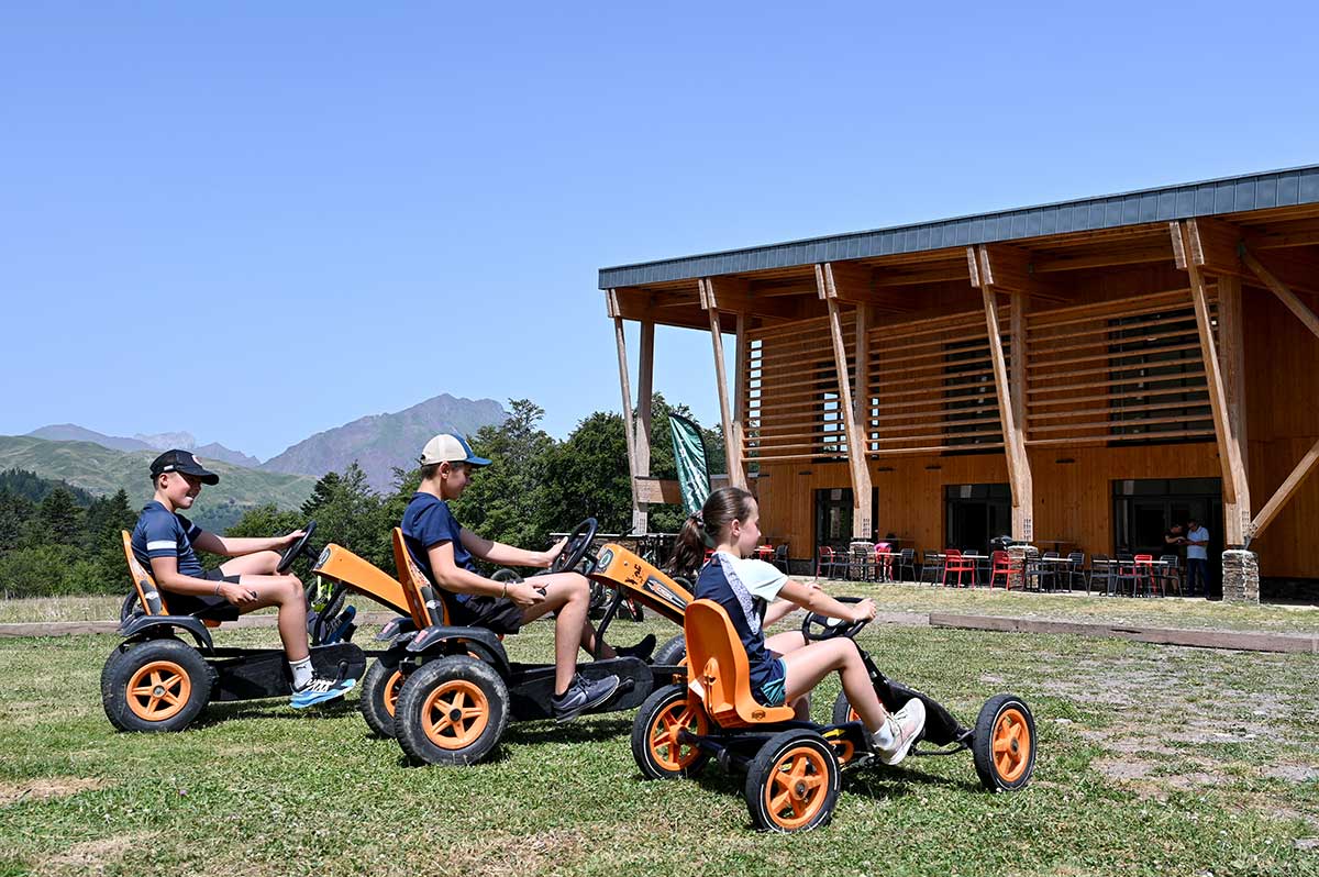 Les enfants pourront s’amuser dans un espace réservé devant le bâtiment avec des karts à pédales.